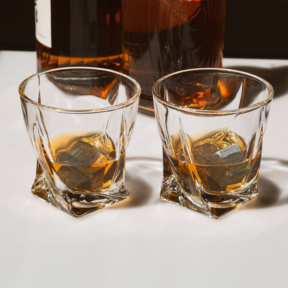 Verres à whisky - Twisted (lot de 2) avec 2 pierres de glace (pierres de refroidissement)