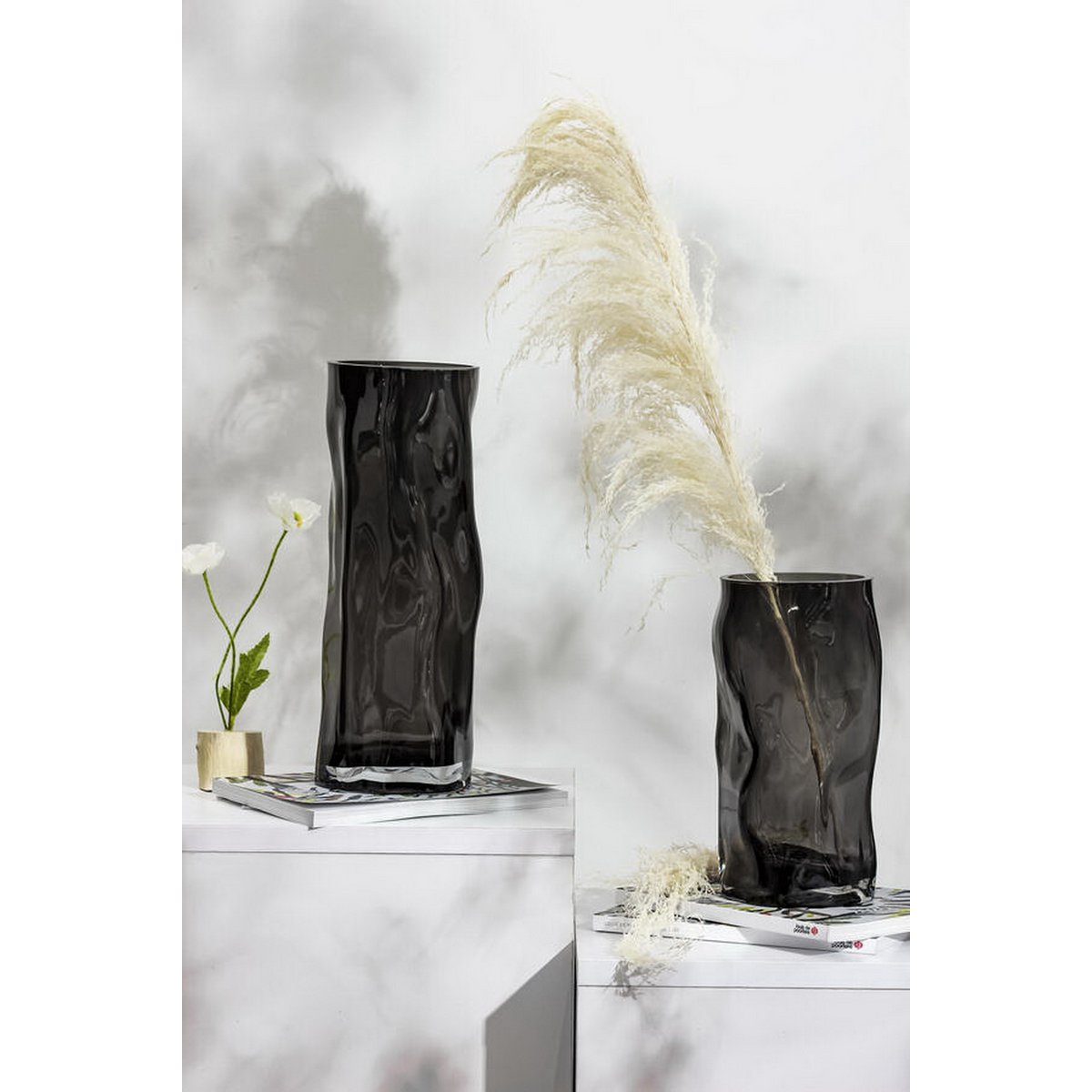 Vase cylindrique en verre de forme irrégulière, comme du bois noir. ABU30GR