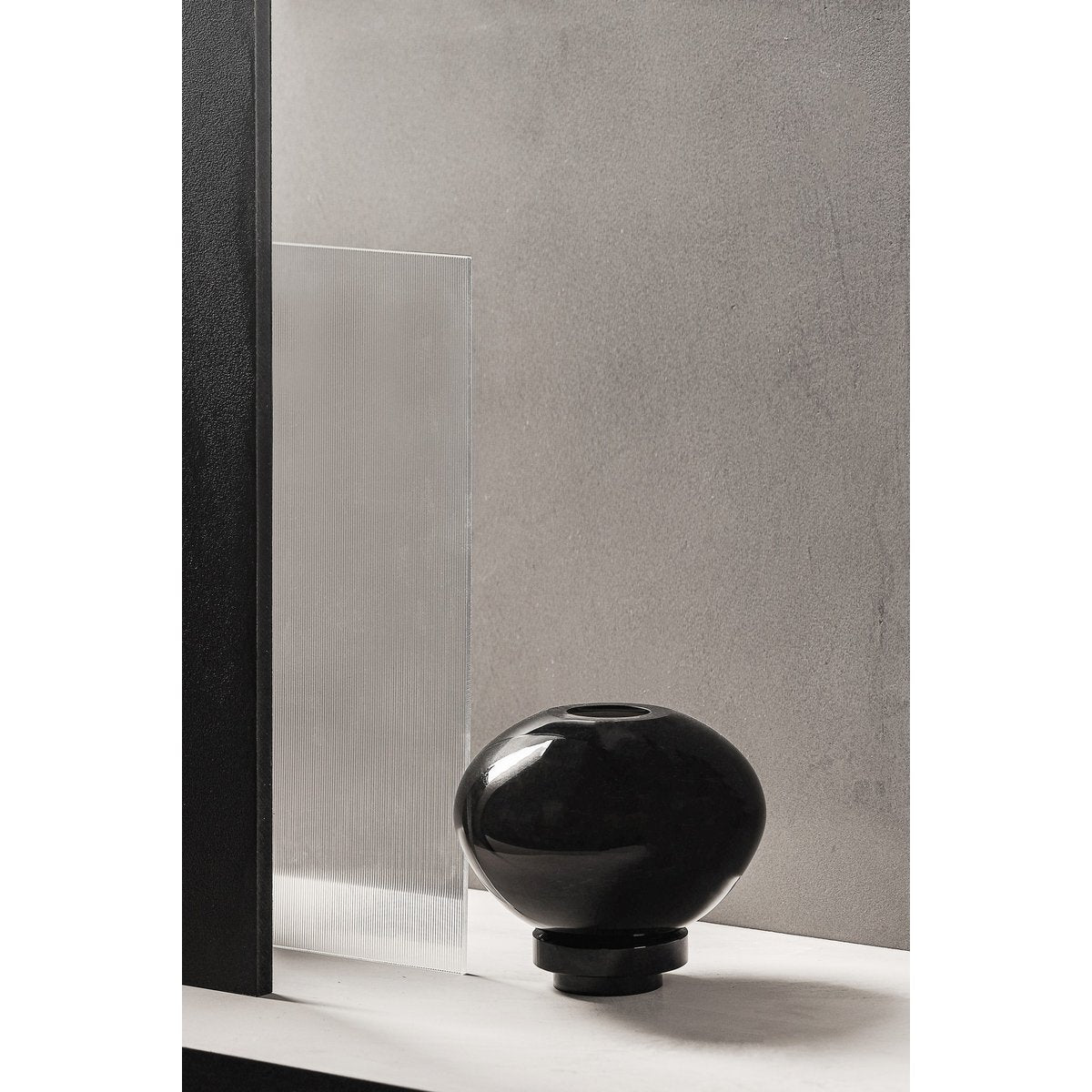 Vase boule design innovant, verre noir, RUD00_Luxury Edition