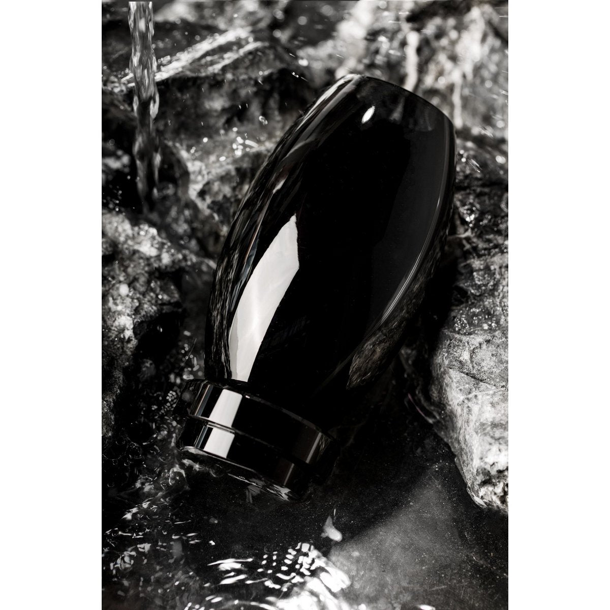 Vase moderne, design innovant, verre haut de gamme noir. RUD30