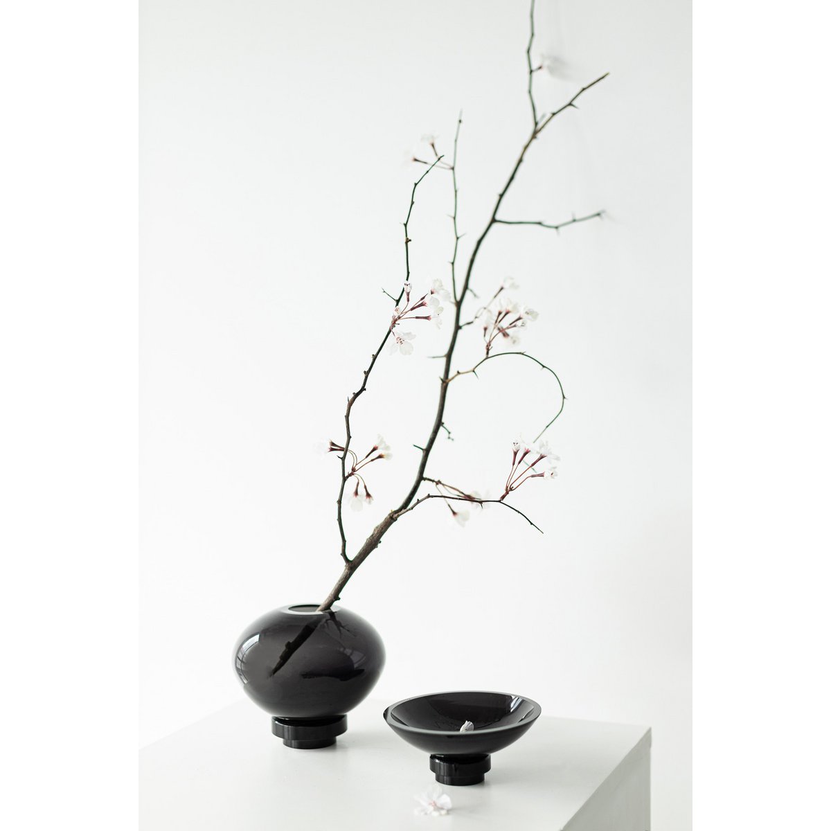 Vase boule design innovant, verre noir, RUD00_Luxury Edition