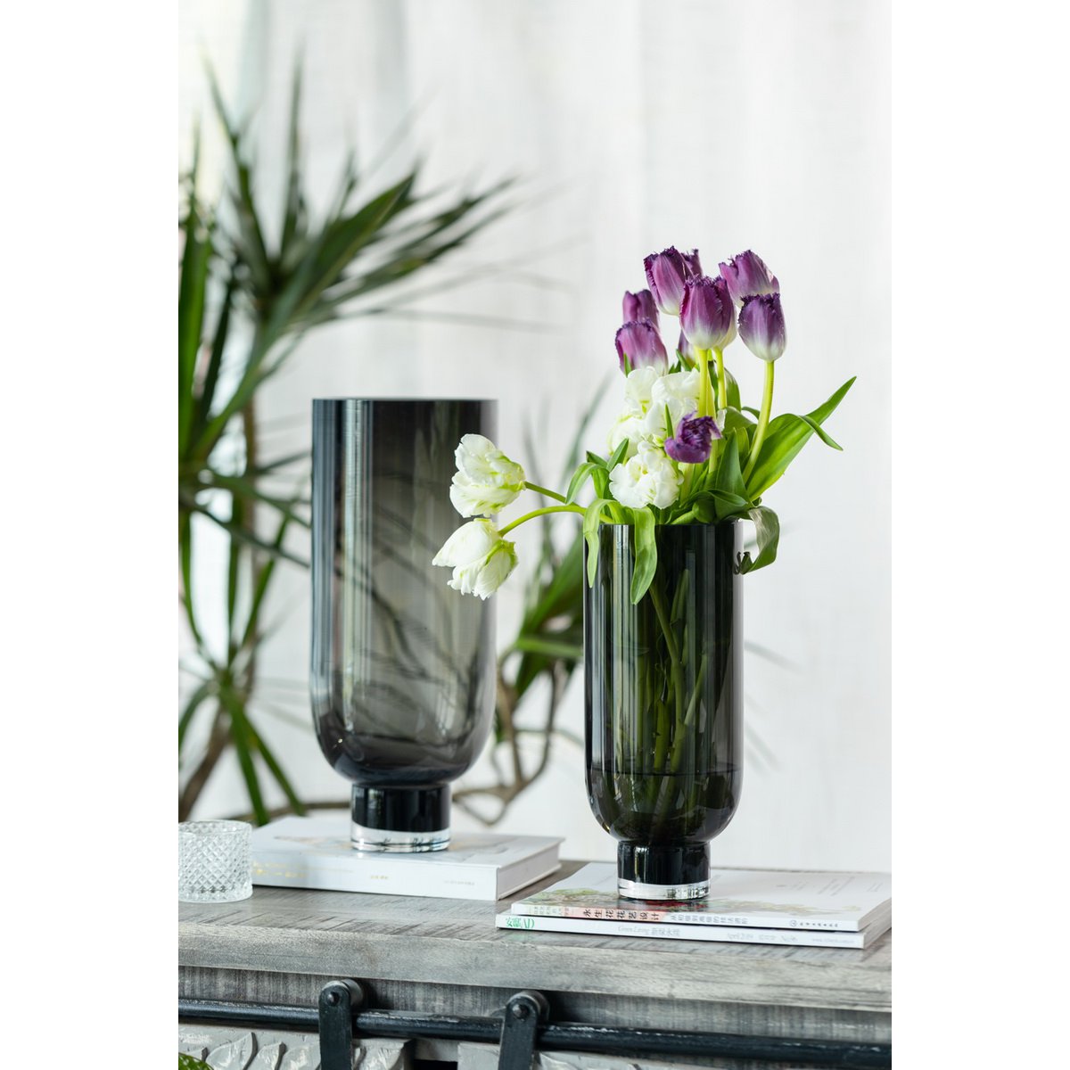 Art de la Table Vase en verre moderne sobre, forme cylindrique sur une base élégante, gris foncé, OMAHA14GR Zistyhome art de la table