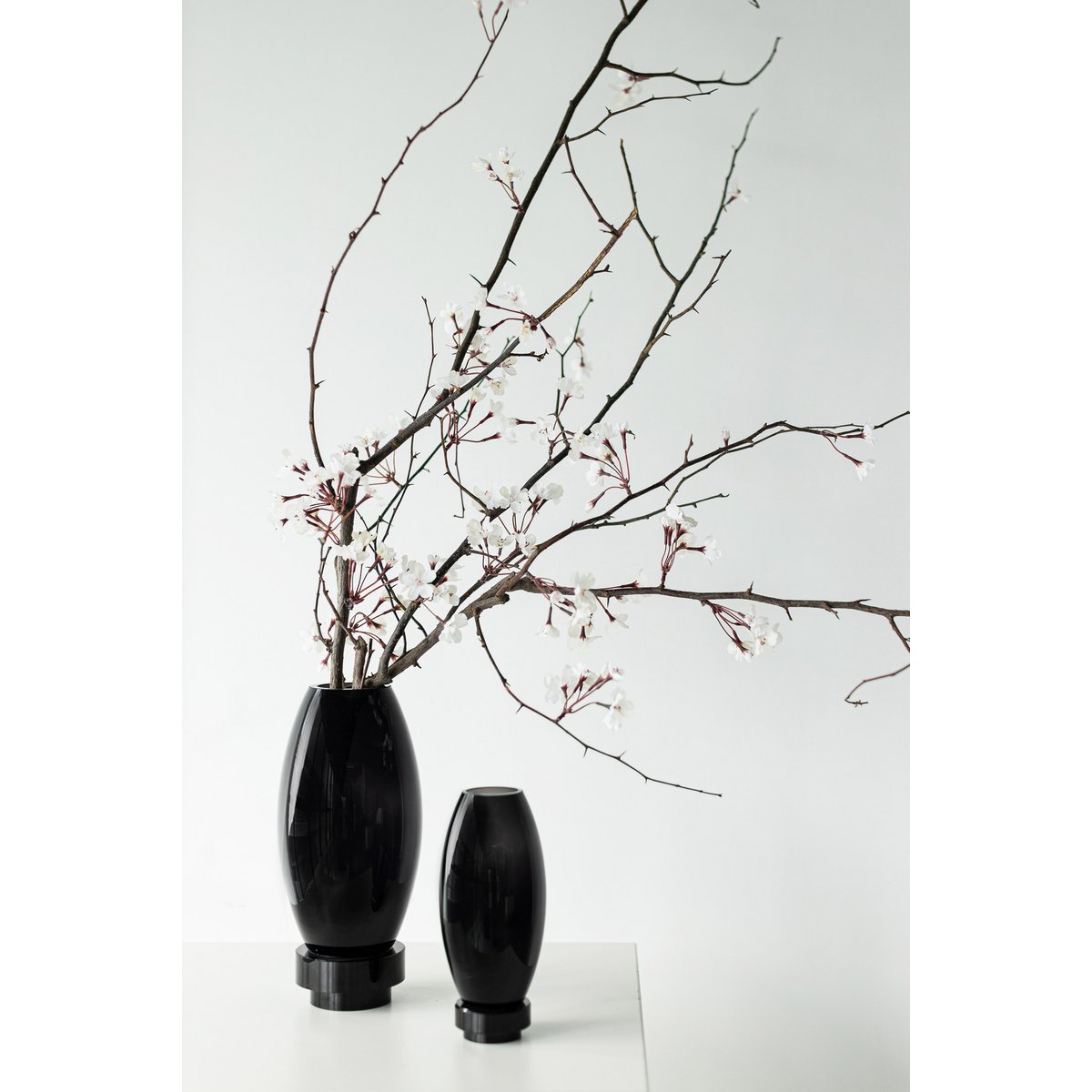 Vase moderne, design innovant, verre haut de gamme noir. RUD30