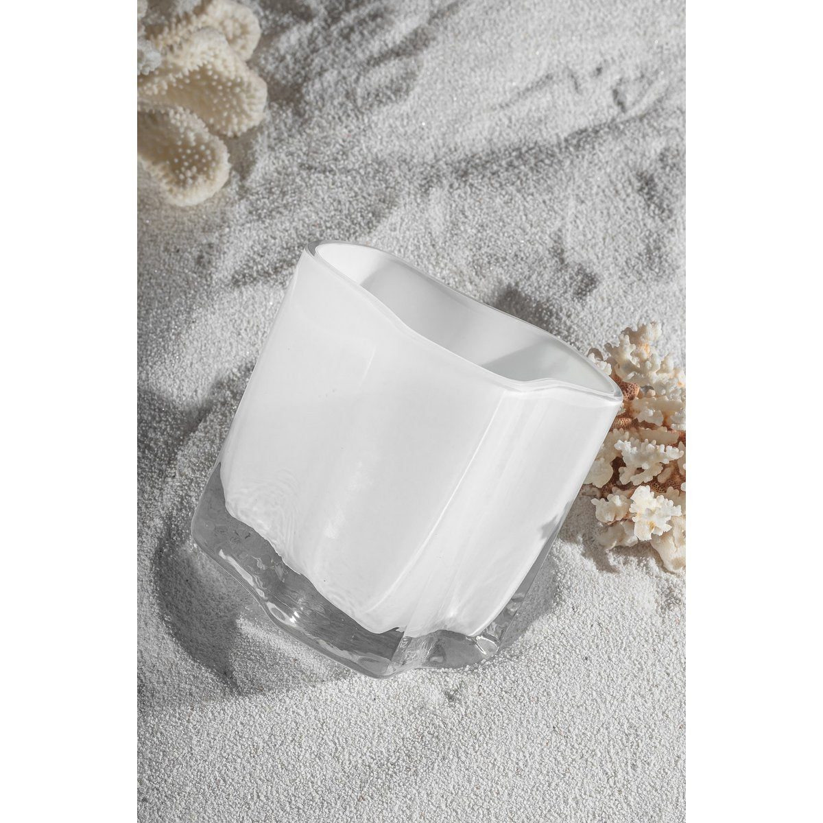 Nouveau vase au design moderne inspiré de CORAL et Aalto, COR13WH