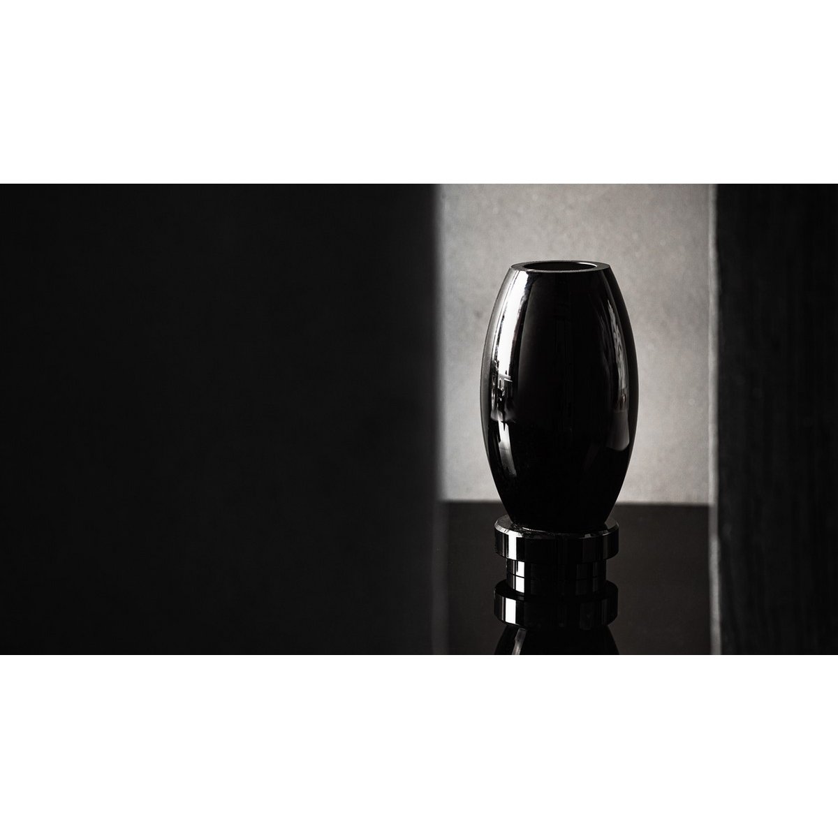 Vase moderne, design innovant, verre haut de gamme noir. RUD30