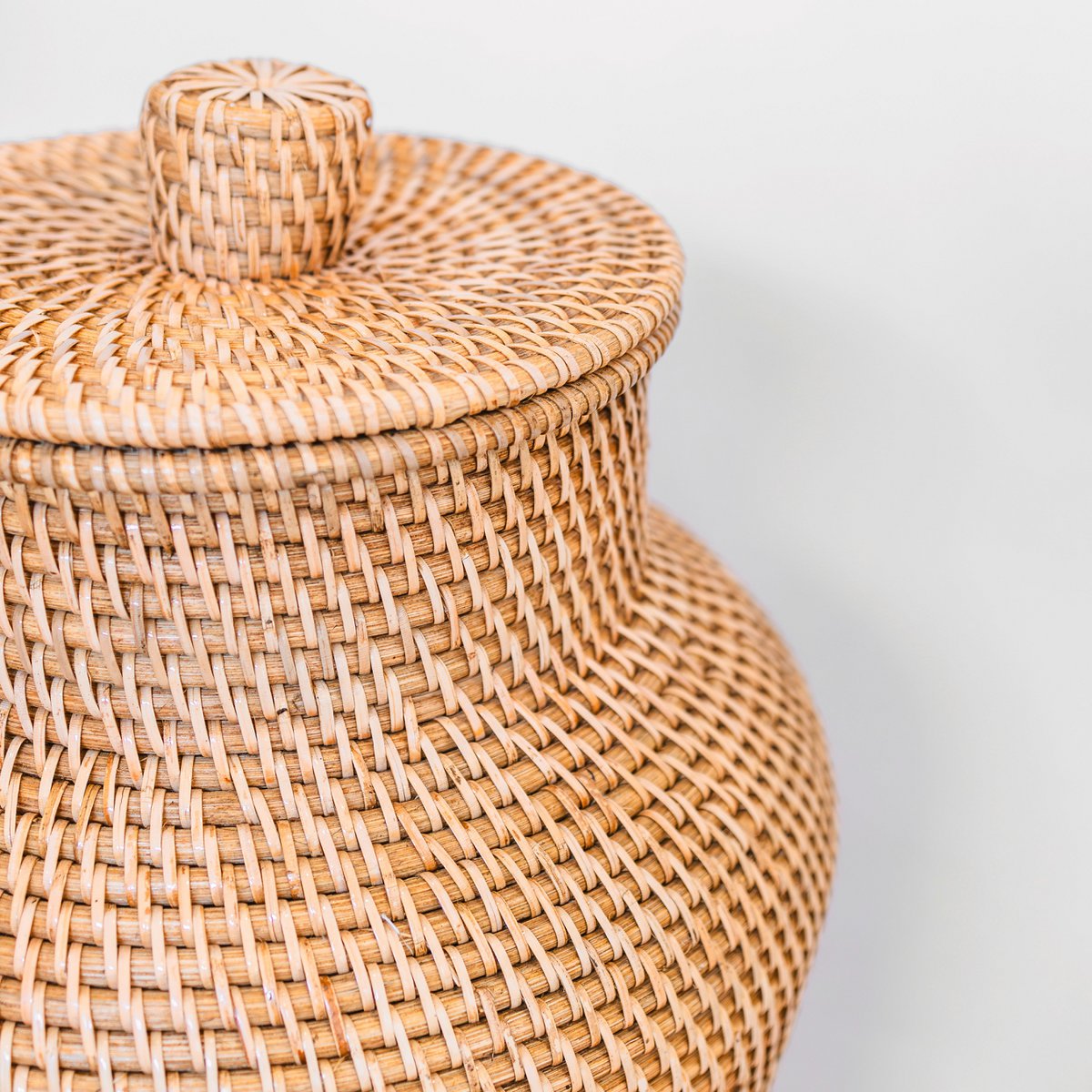 Vase rond en rotin tressé – Grand vase décoratif bohème – Vase haut et étroit – Vase de sol fait à la main à partir de fibres naturelles (Ø 30 cm) KIDUNG