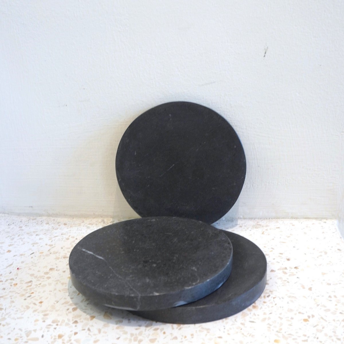 Ensemble de sous-verres ronds en marbre de 4 ou 8 RANUKA faits à la main (gris)