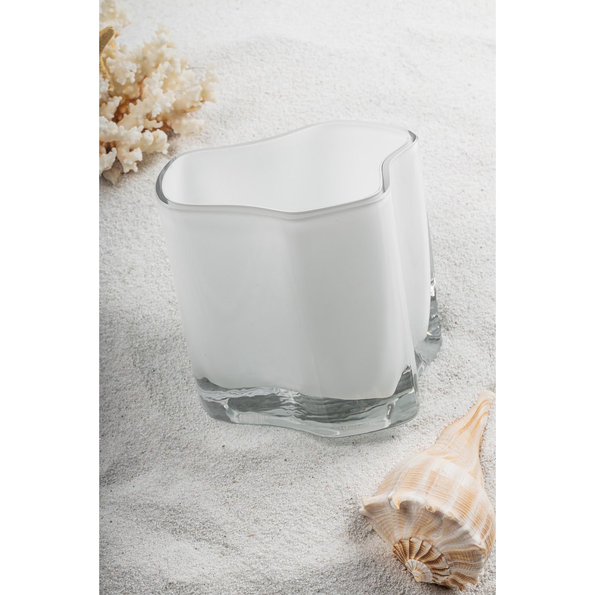 Nouveau vase au design moderne inspiré de CORAL et Aalto, COR13WH