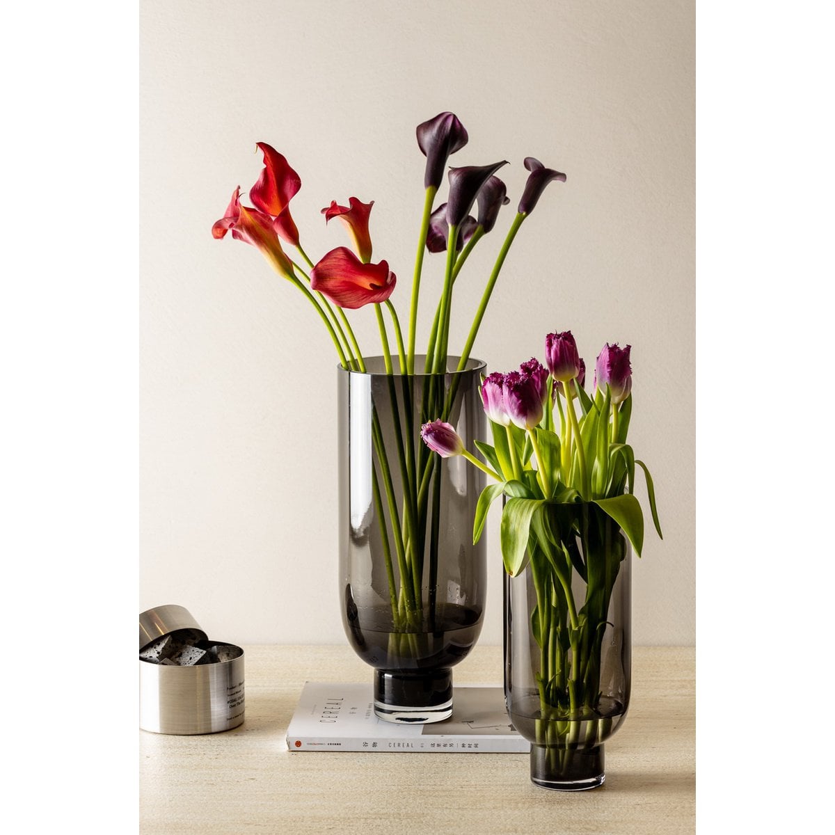 Art de la Table Grand vase en verre sobre et moderne, de forme cylindrique sur une base solide, gris foncé, OMAHA18GR Zistyhome art de la table