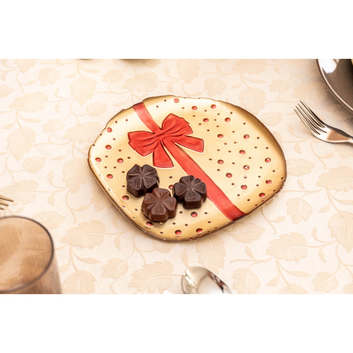 Assiette plate dorée avec nœud papillon rouge 21x21x2cm