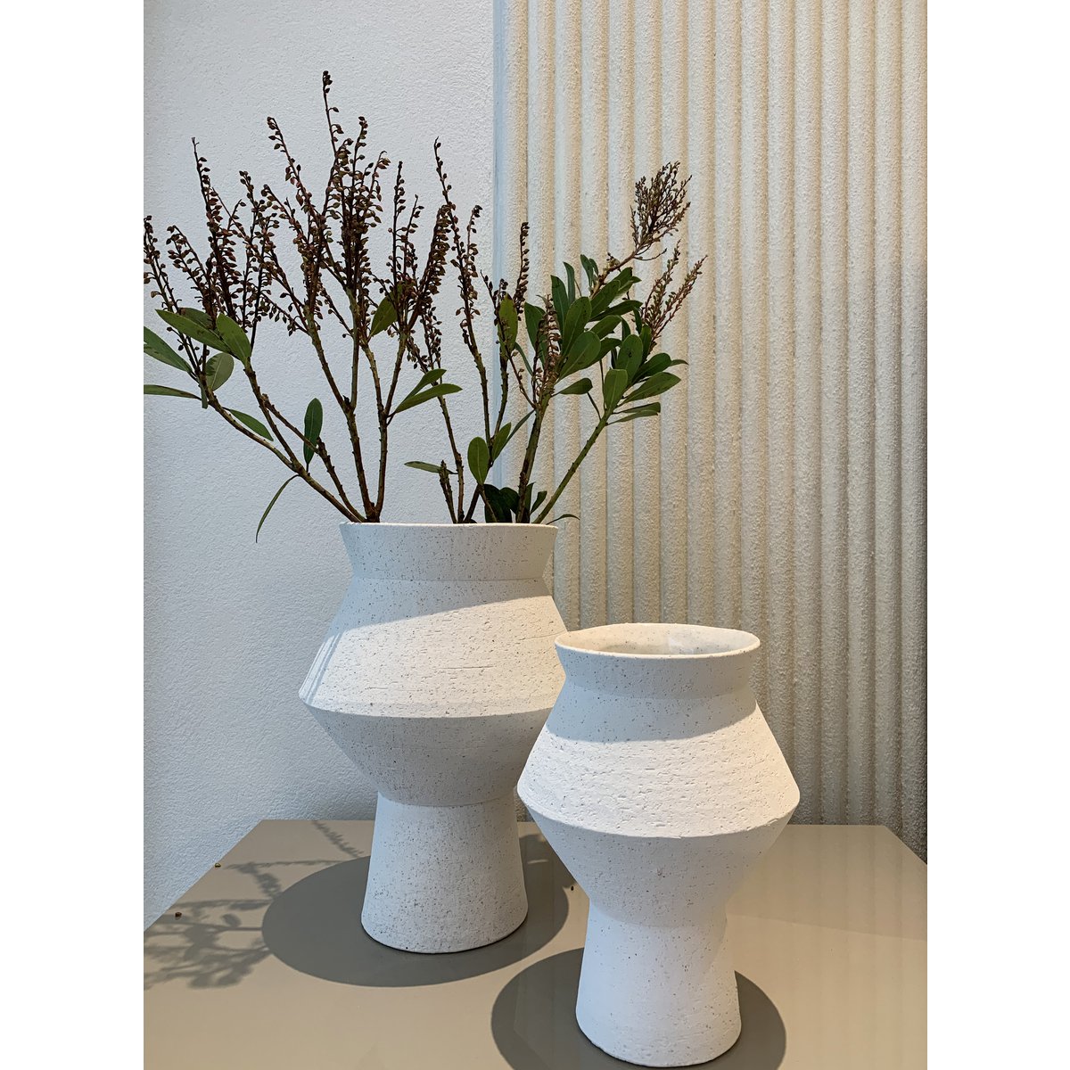 Vase moderne en céramique finition blanc brut, forme ronde angulaire, CUZCO 20 blanc