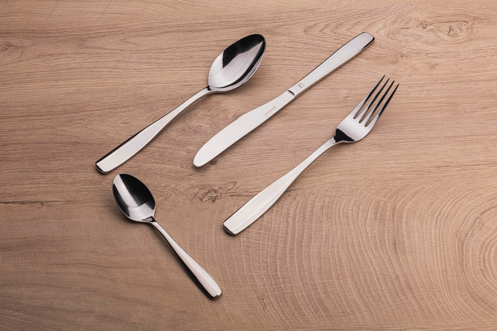 BERGNER Lyon - Ensemble complet 24 couverts - 6 couteaux - 6 fourchettes - 6 cuillères - 6 cuillères à thé - En acier inoxydable robuste - Finition polie mate - Facile à laver