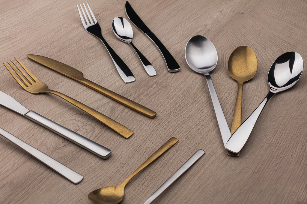 BERGNER Lyon - Ensemble complet 24 couverts - 6 couteaux - 6 fourchettes - 6 cuillères - 6 cuillères à thé - En acier inoxydable robuste - Finition polie mate - Facile à laver