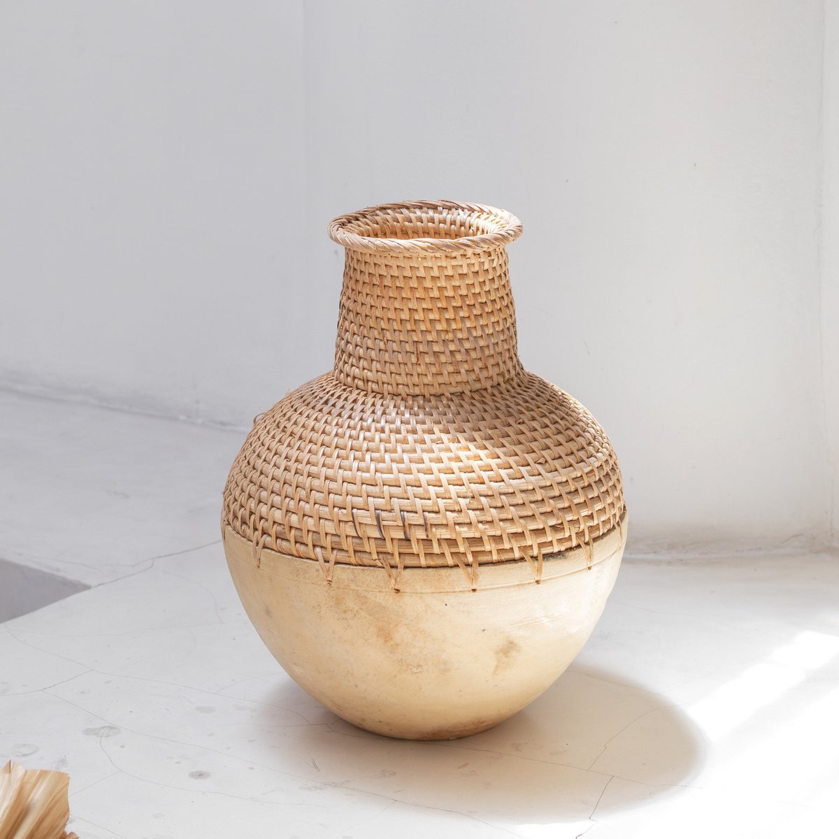 Vase Boho tissé KAMARI en rotin et bois