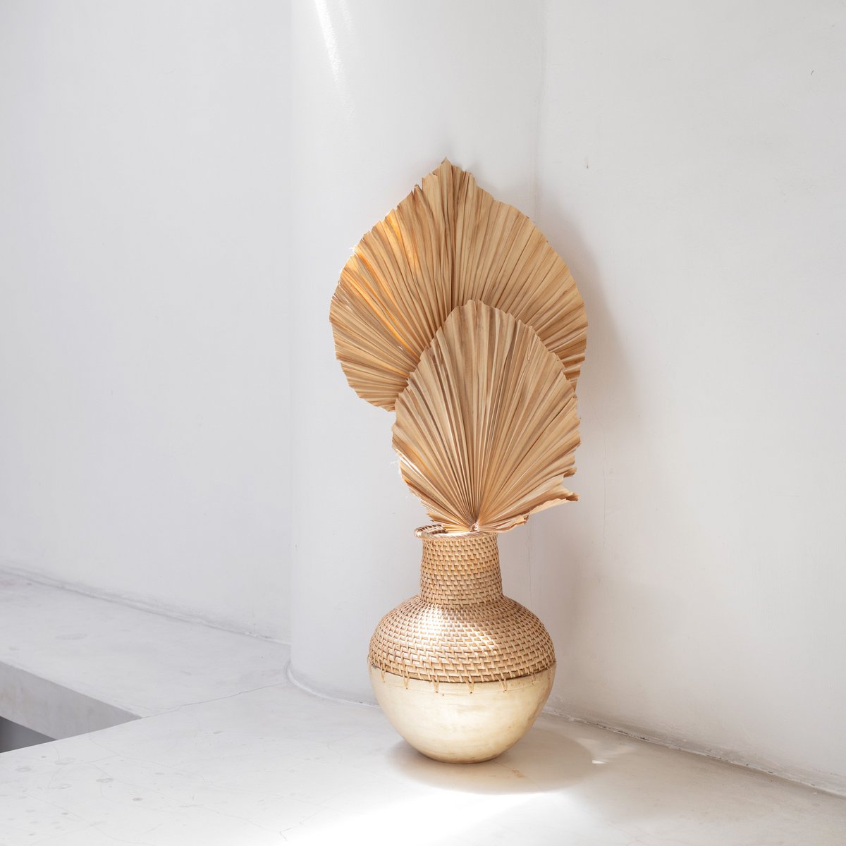 Vase Boho tissé KAMARI en rotin et bois