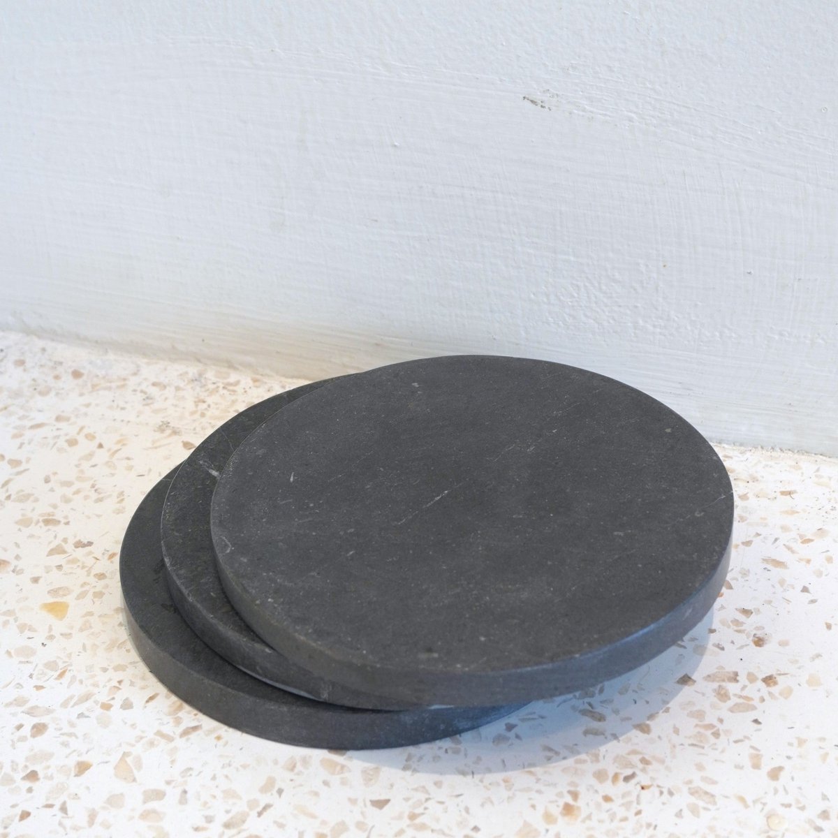 Ensemble de sous-verres ronds en marbre de 4 ou 8 RANUKA faits à la main (gris)