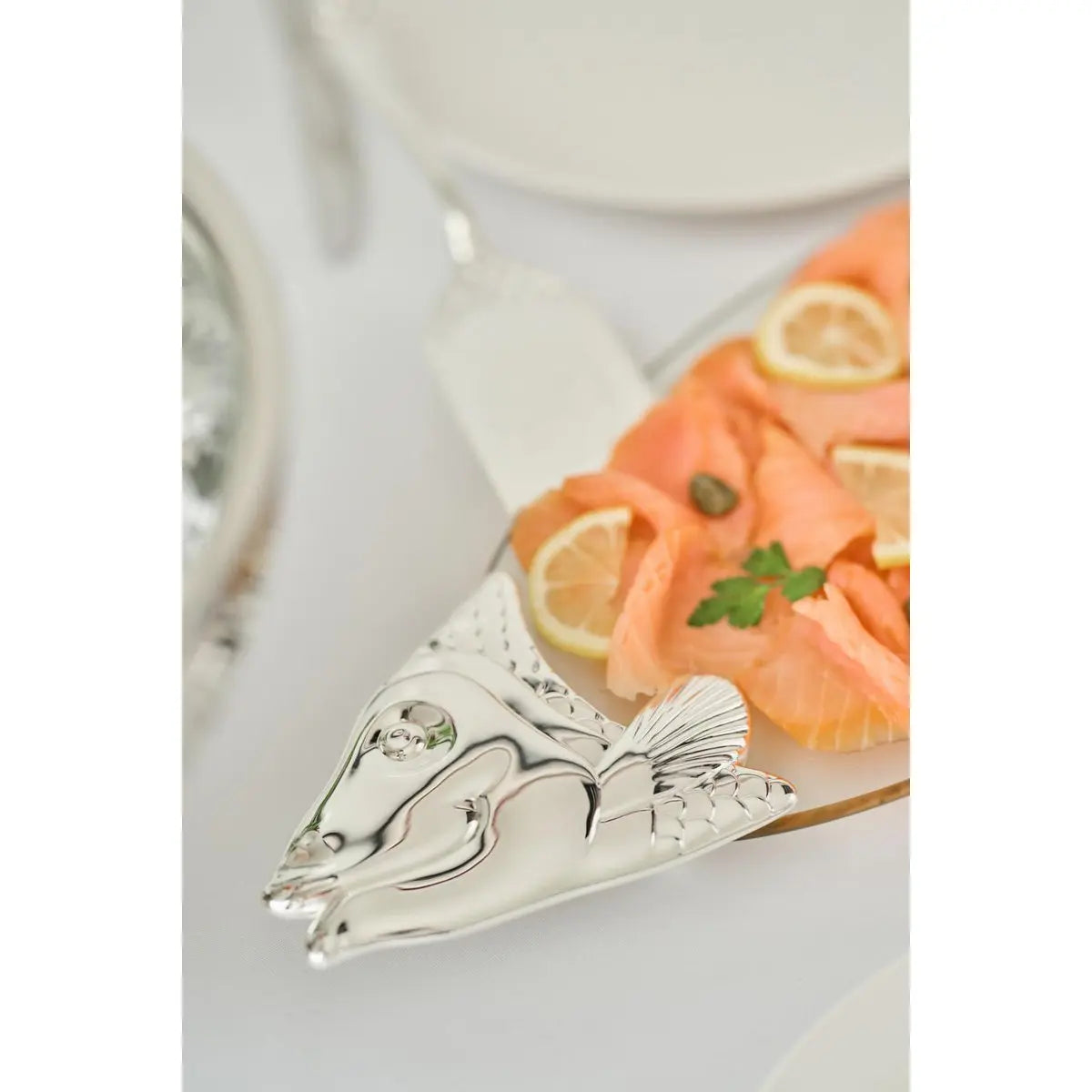 Assiette de poisson EDZARD Saumon, verre, éléments fins argentés, avec élévateur, longueur 58 cm EDZARD-SHOP.com