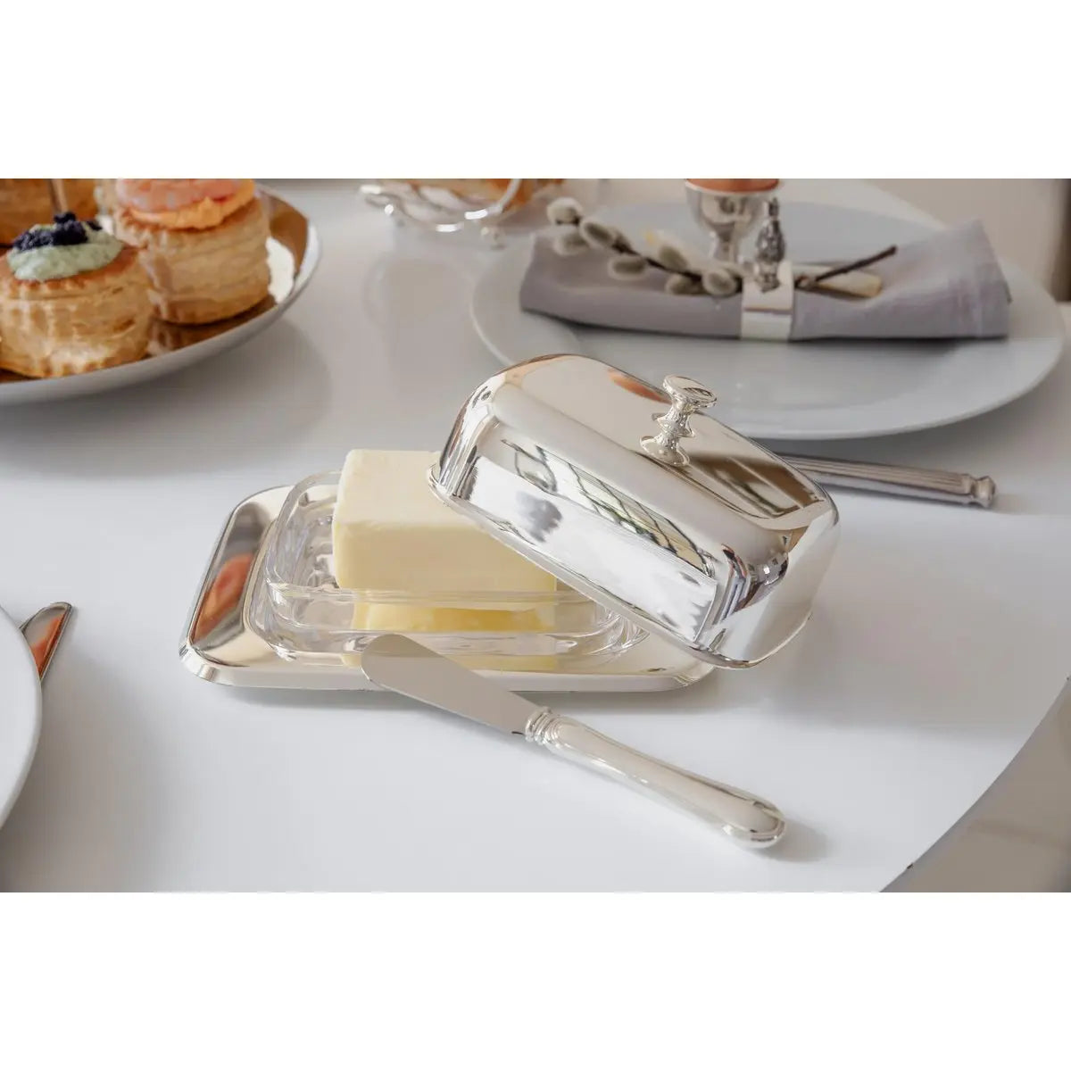 Beurrier EDZARD Mista 13x18 cm, H 8 cm, insert en verre, argenté, avec couteau à beurre EDZARD-SHOP.com