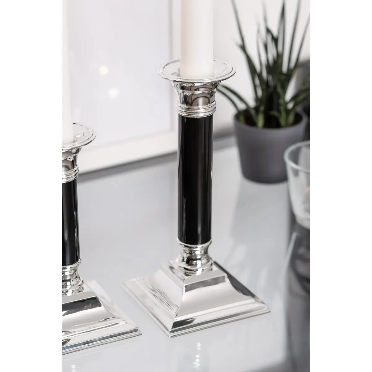 Bougeoir EDZARD Lincoln avec tige noire, noble argenté, protégé contre la ternissure, hauteur 19 cm EDZARD-SHOP.com