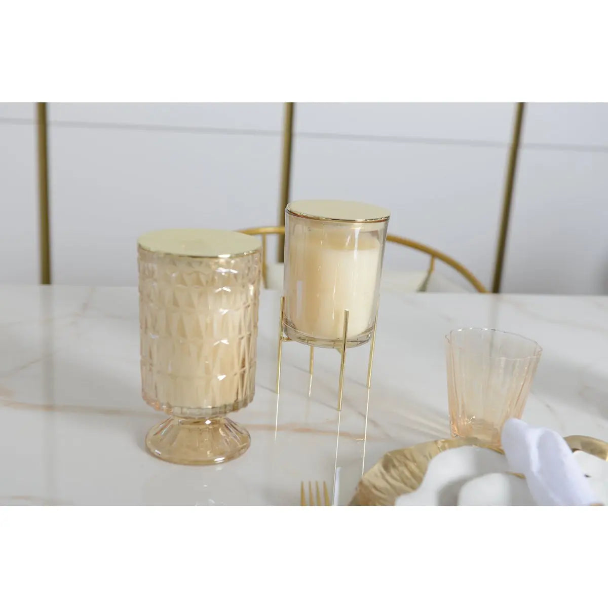 Bougie dorée parfum vanille avec support en métal doré AULICA