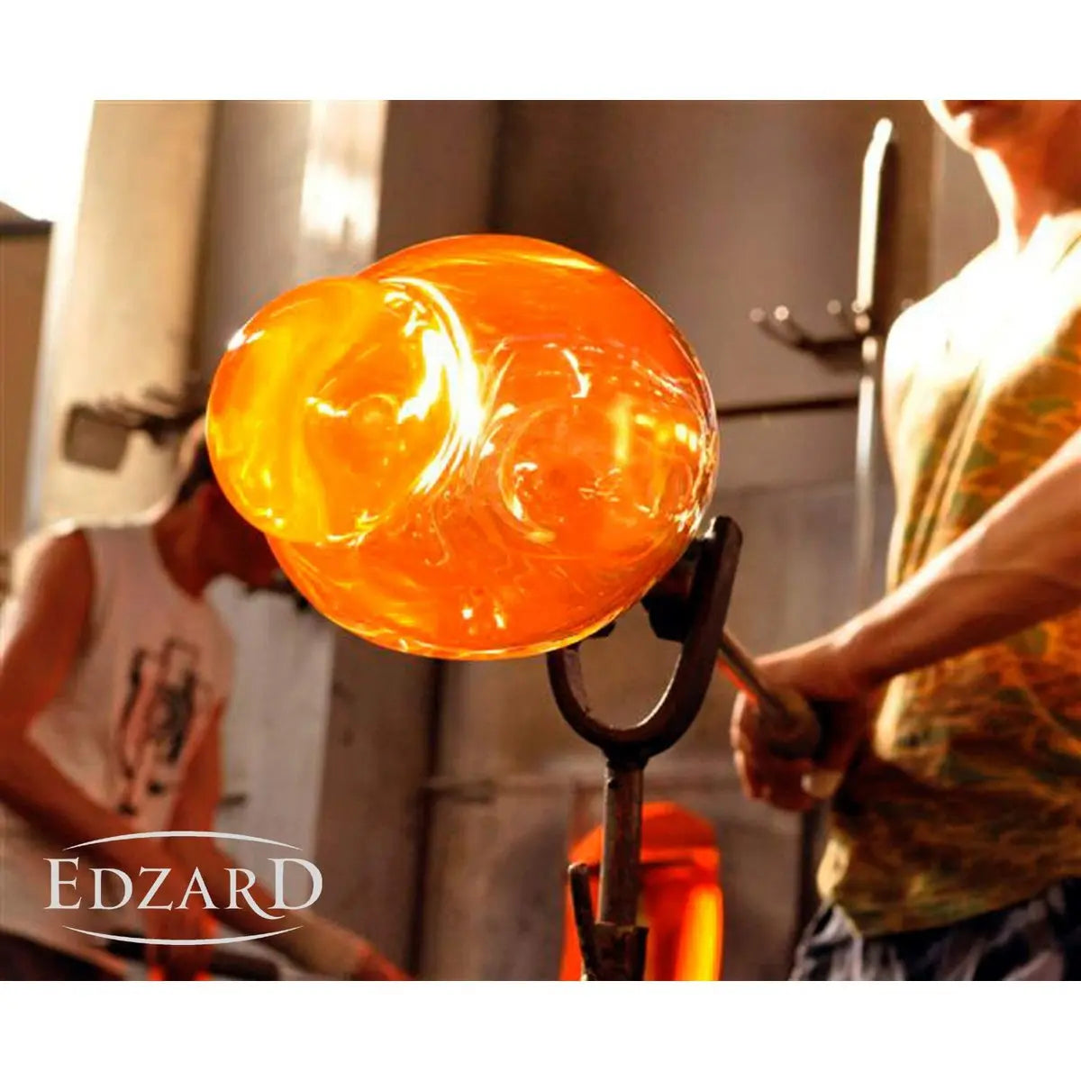 Carafe EDZARD Gordon, verre en cristal soufflé à la bouche avec bord en platine, hauteur 30 cm, capacité 1,2 litre EDZARD-SHOP.com