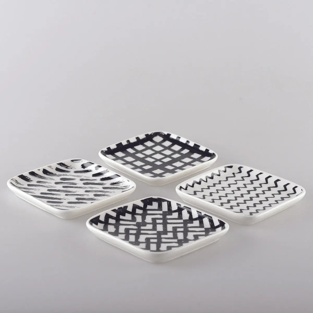 Coupelles noires et blanches 9.5cm - lot de 4 AULICA