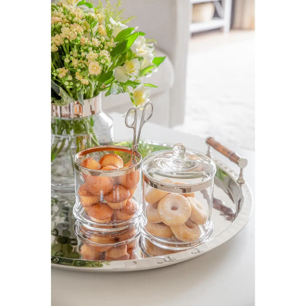 Pot en verre Lia (H 29 cm, ø 14 cm), avec un couvercle en cristal soufflé à la bouche avec un bord en platine EDZARD-SHOP.com