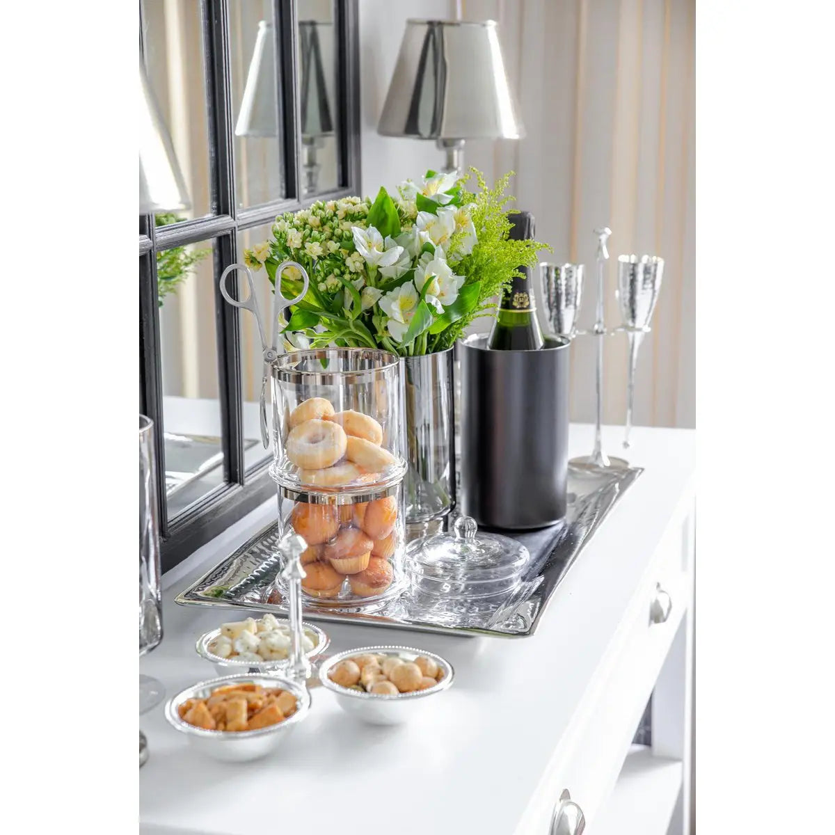 Pot en verre Lia (H 29 cm, ø 14 cm), avec un couvercle en cristal soufflé à la bouche avec un bord en platine EDZARD-SHOP.com
