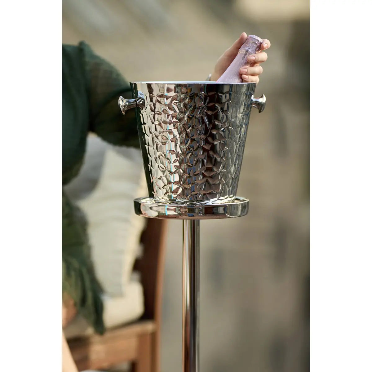 Seau à champagne EDZARD Capri avec support, acier inoxydable poli, motif extérieur, H 85 cm, glacière H 23 cm EDZARD-SHOP.com