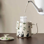 Tasse céramique panda peinte main – Design kawaii gris bois artisanal mignon