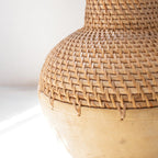 Vase Boho tissé KAMARI en rotin et bois