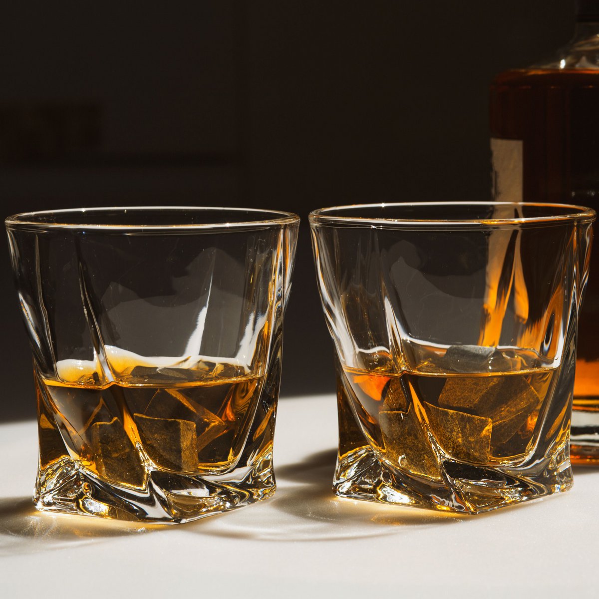 Verres à whisky - Twisted (lot de 2) avec 2 pierres de glace (pierres de refroidissement)