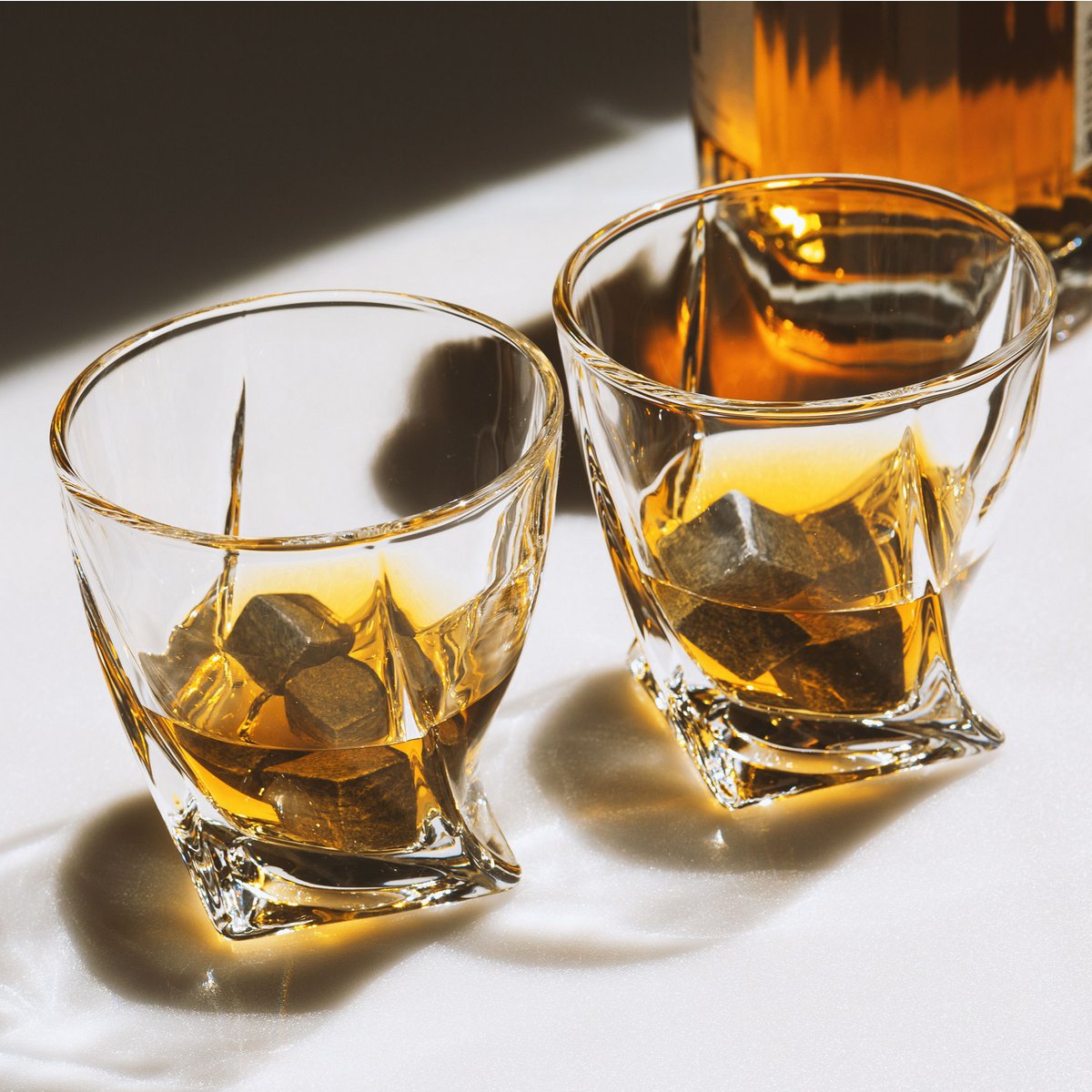 Verres à whisky - Twisted (lot de 2) avec 2 pierres de glace (pierres de refroidissement)