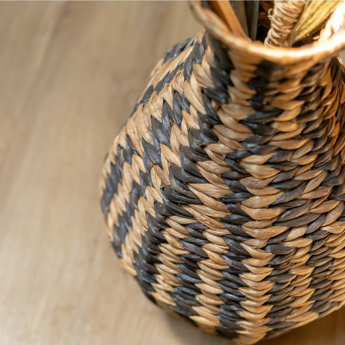Vase boho tissé DAYANA noir en jacinthe d'eau
