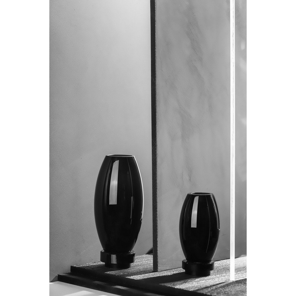 Vase moderne, design innovant, verre haut de gamme noir. RUD30